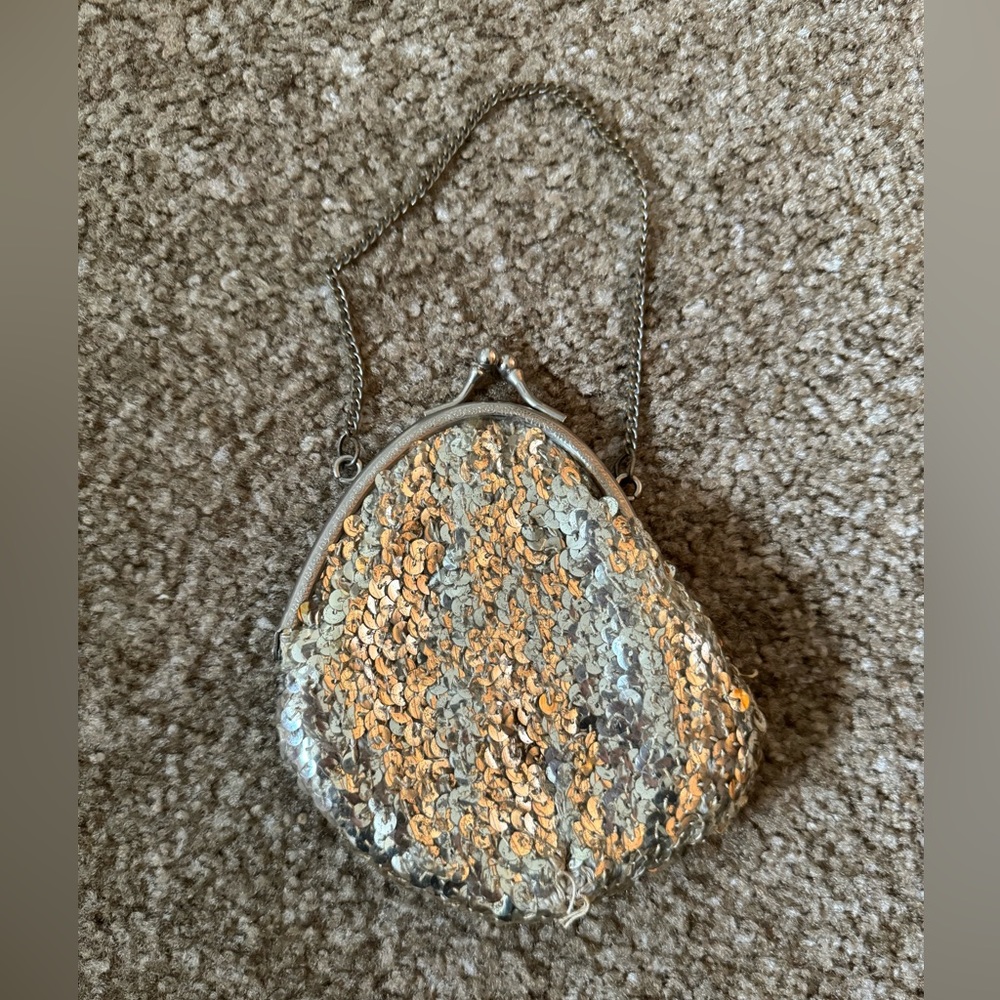 Vintage silver sequin coin purse. Good condition.